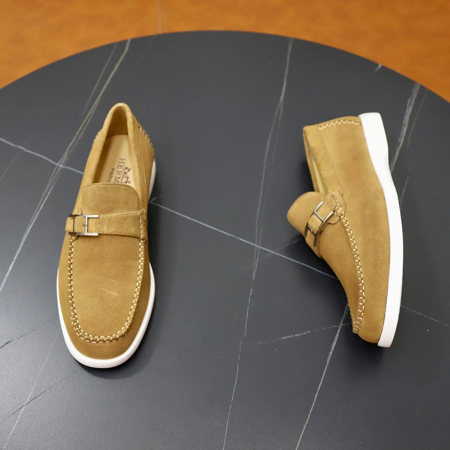 Ex-factory price: 540💰Hermès/Hermès slip-on men's shoes. This shoe is made of imported cow suede leather, with simple and smooth lines, and a 3CM rubber foam ultra-light sole combined with aerodynamic design! Youthful and fashionable, H button decoration, contrasting leather embellishment on the heel, calf lining to gently wrap your feet, with embossed logo cowhide feet, leather rock strips, casual and urban style, highlighting youthful vitality, sports and leisure version, super versatile Size number: 38-39-40-41-42-43-44 Standard leather shoe size (45 can be customized but does not support returns)